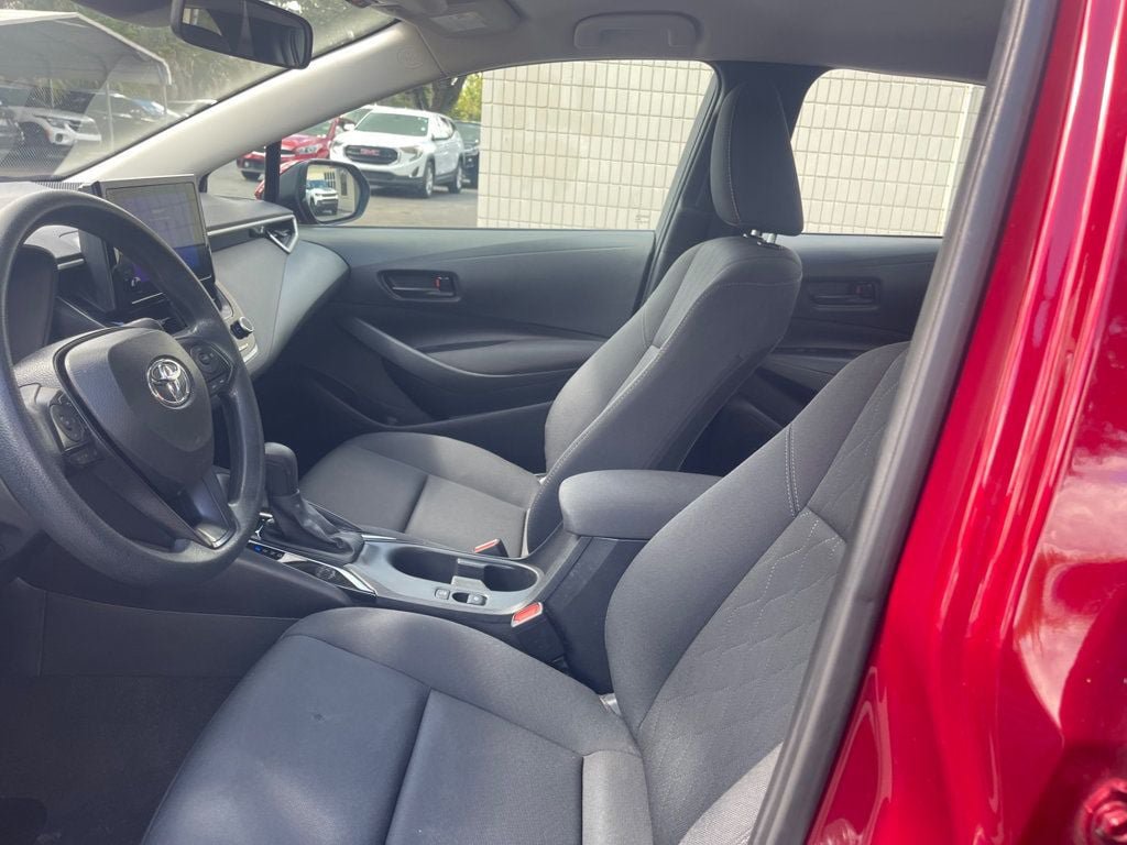 Used 2025 Toyota Corolla LE FWD image 11