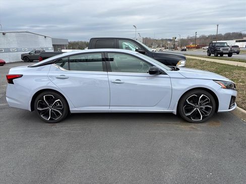 Used 2024 Nissan Altima 2.5 SR image 11