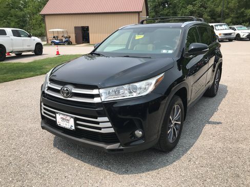 Used 2017 Toyota Highlander XLE AWD/4WD image 4