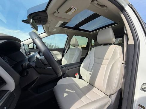 Used 2023 Nissan Rogue SV w/ SV Premium B Package image 19