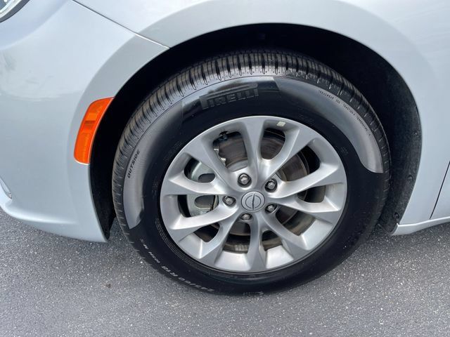 Used 2026 Chrysler Pacifica Limited FWD image 8