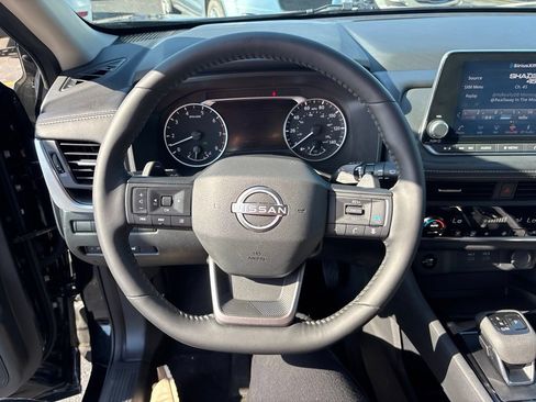 Used 2025 Nissan Rogue SV FWD image 24