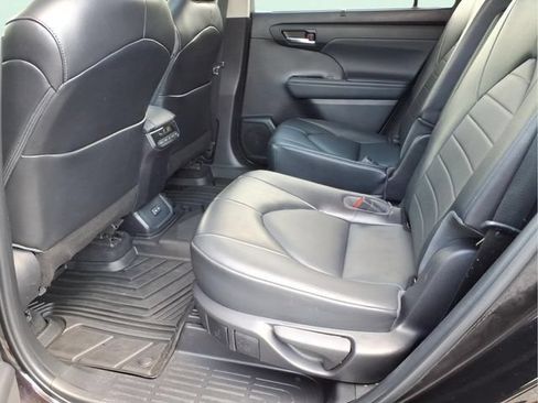 Used 2022 Toyota Highlander XLE FWD image 12