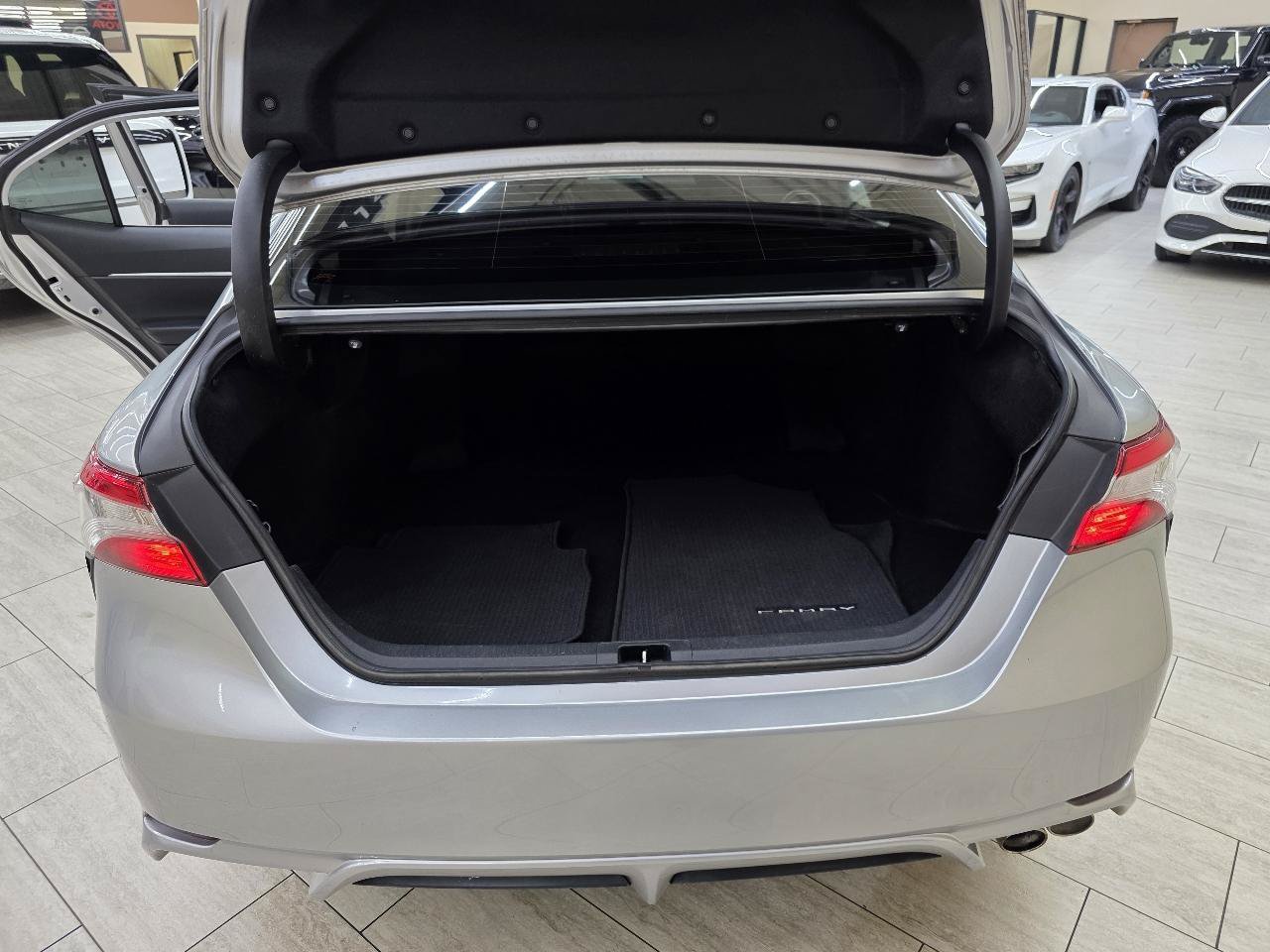 Used 2019 Toyota Camry SE w/ Convenience Package FWD image 13