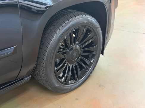 Used 2018 Cadillac Escalade Platinum RWD image 6