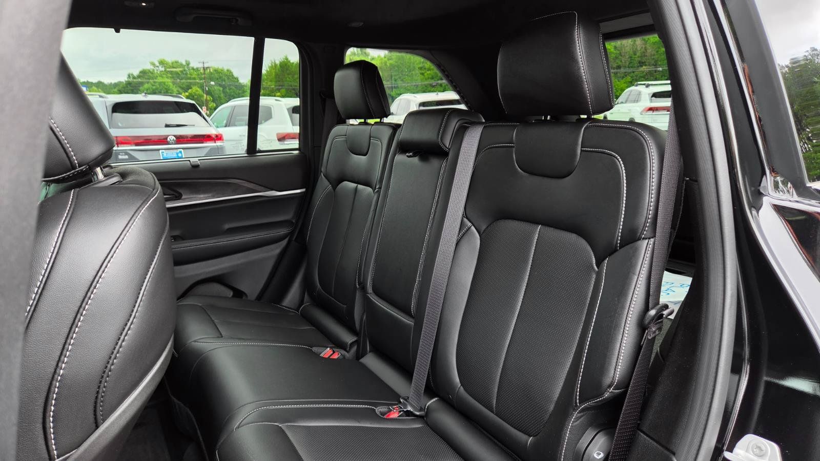 Used 2025 Jeep Grand Cherokee Limited w/ Luxury Tech Group II RWD image 50