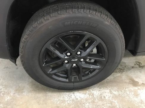 Used 2025 Jeep Grand Cherokee Laredo X AWD/4WD image 4