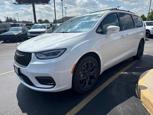 Used 2022 Chrysler Pacifica Touring-L w/ S Appearance Package AWD/4WD image 3