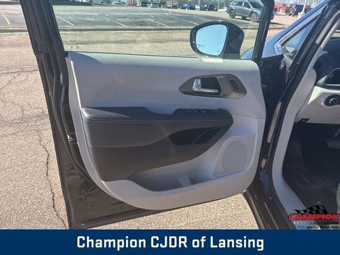 Used 2024 Chrysler Pacifica Touring-L image 24