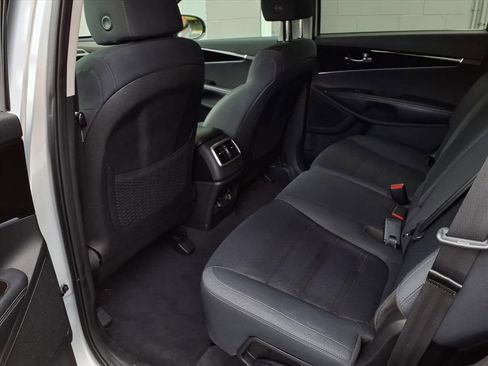 Used 2019 Kia Sorento LX image 18