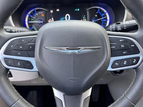 Used 2024 Chrysler Pacifica Limited FWD image 7