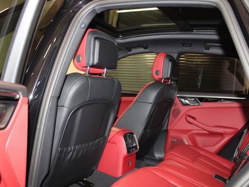 Certified 2025 Porsche Macan image 33