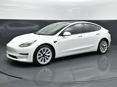 Used 2023 Tesla Model 3 Standard Range image 1