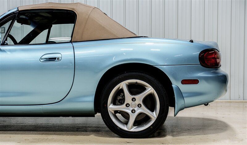 Used 2002 MAZDA MX-5 Miata RWD image 4