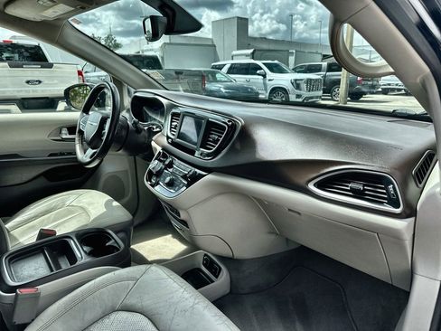 Used 2019 Chrysler Pacifica Touring-L image 27