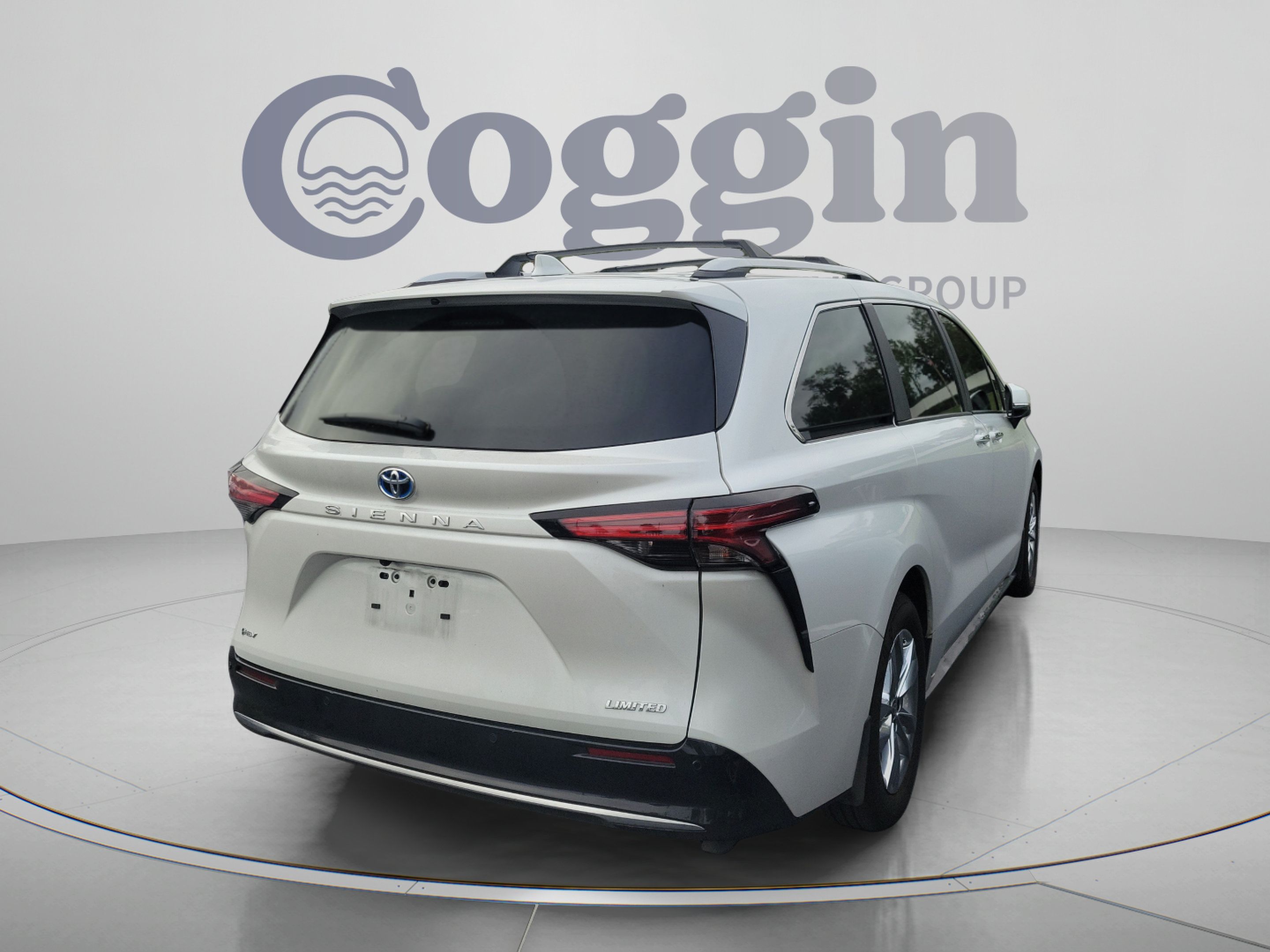 Certified 2025 Toyota Sienna Limited FWD image 6