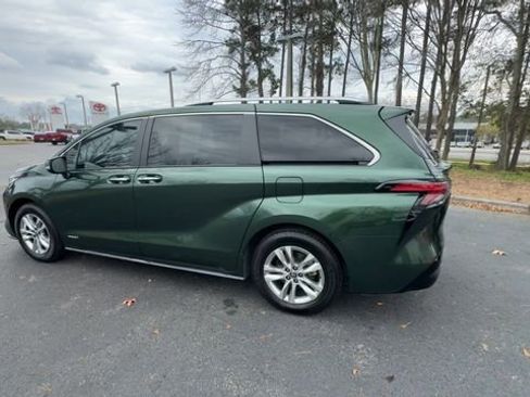 Used 2021 Toyota Sienna Limited image 10