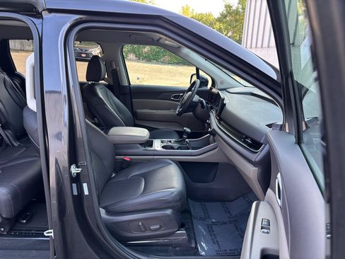 Used 2025 Kia Carnival EX FWD image 22