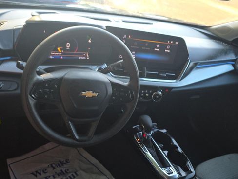 Used 2025 Chevrolet Trax LT FWD image 12