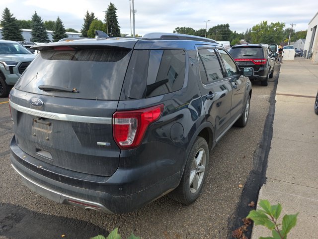 Used 2017 Ford Explorer XLT w/ Equipment Group 202A AWD/4WD image 4