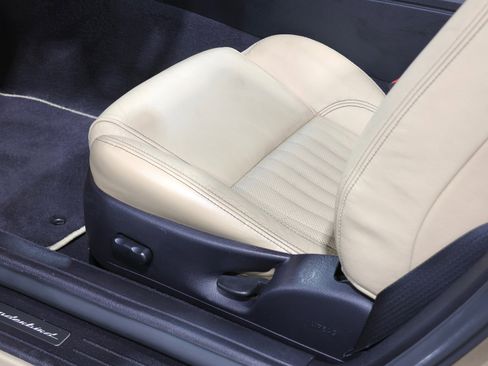 Used 2005 Ford Thunderbird image 88