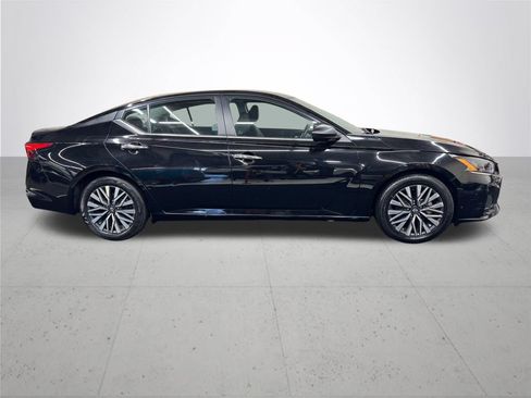 Used 2024 Nissan Altima 2.5 SV FWD image 8