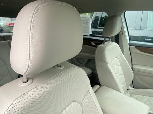 Used 2025 Volkswagen Atlas SE AWD/4WD image 7