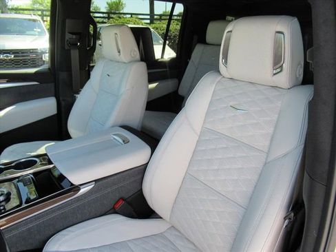 New 2026 Cadillac Escalade ESV Platinum Sport w/ LPO, ONYX Package image 18