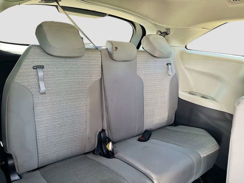 Used 2021 Toyota Sienna LE image 23