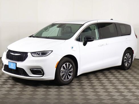 Used 2024 Chrysler Pacifica Limited FWD image 9