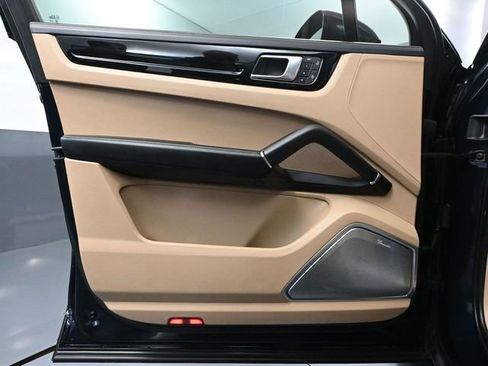 Used 2022 Porsche Cayenne Base image 17