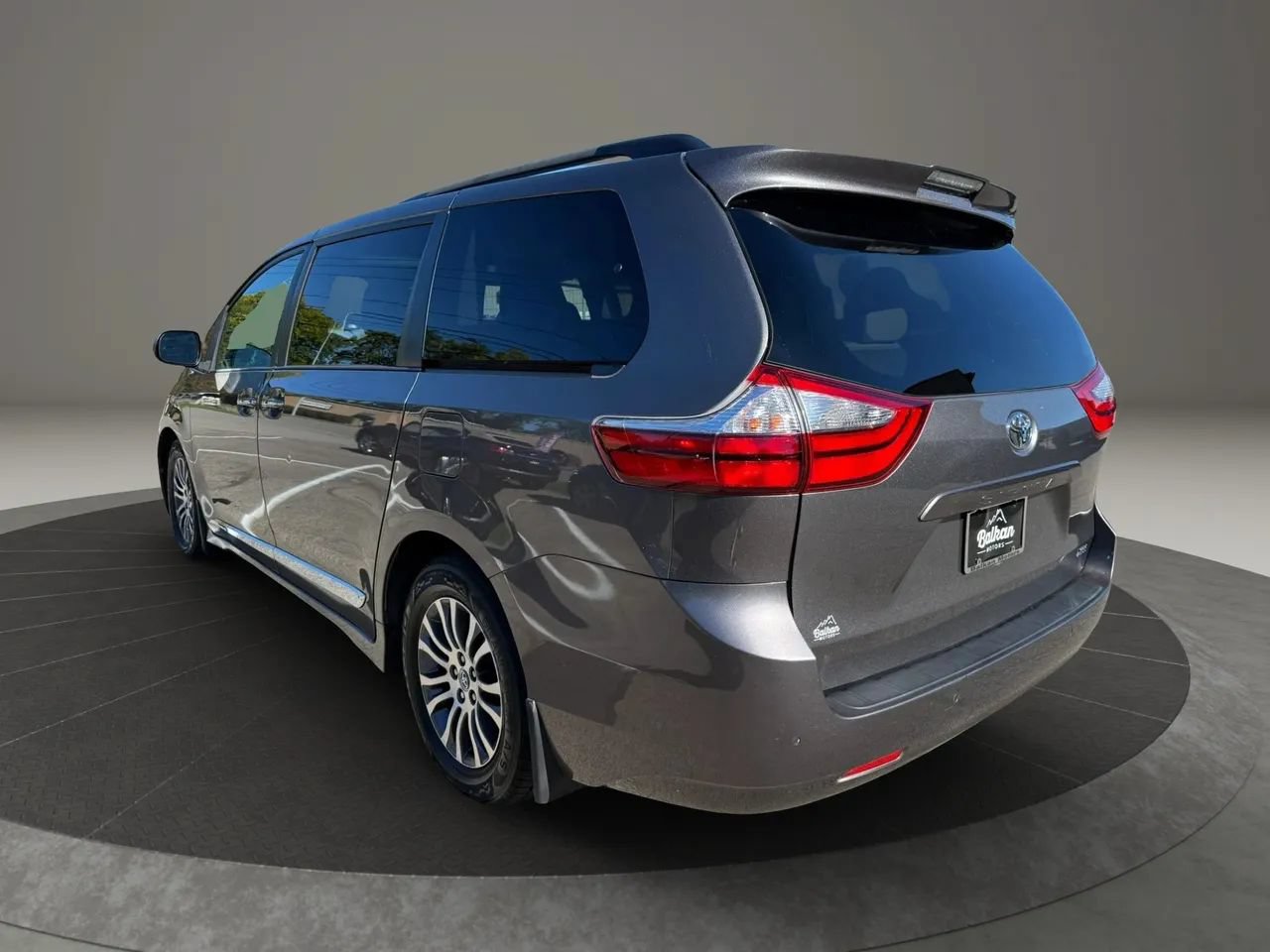 Used 2018 Toyota Sienna XLE w/ XLE Navigation Package FWD image 6