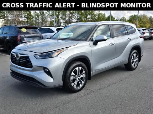 Used 2024 Toyota Highlander XLE image 3