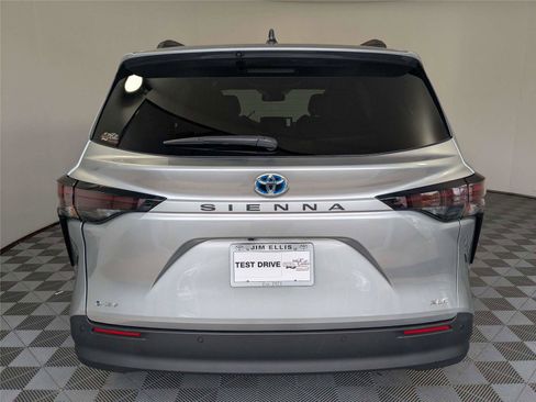 Used 2025 Toyota Sienna XLE w/ XLE Plus Package FWD image 6