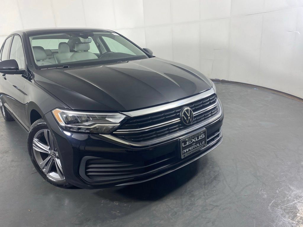 Used 2024 Volkswagen Jetta SE FWD image 2