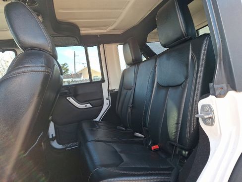 Used 2018 Jeep Wrangler Unlimited Rubicon w/ Connectivity Group image 10