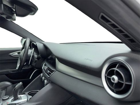 Used 2023 Alfa Romeo Giulia Veloce image 28