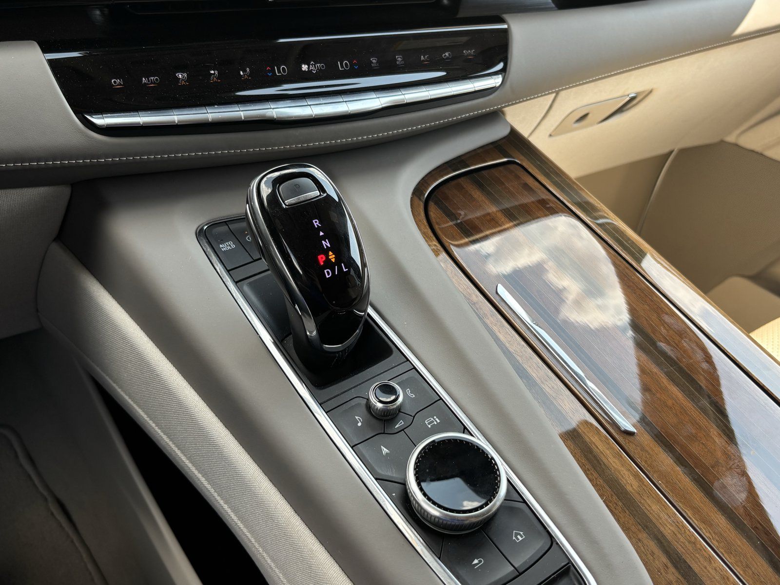 Used 2024 Cadillac Escalade Sport Platinum w/ LPO, ONYX Package AWD/4WD image 25