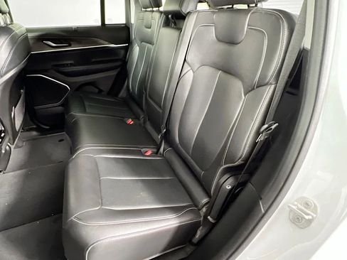 Used 2022 Jeep Grand Cherokee Limited w/ Luxury Tech Group II image 25