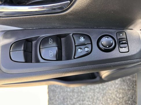Used 2023 Nissan Kicks SR w/ SR Premium Package FWD image 9