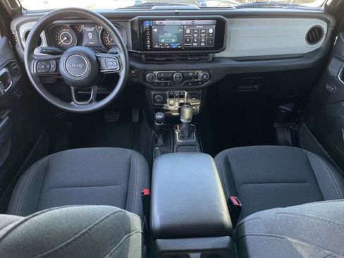 Used 2025 Jeep Gladiator Nighthawk image 9