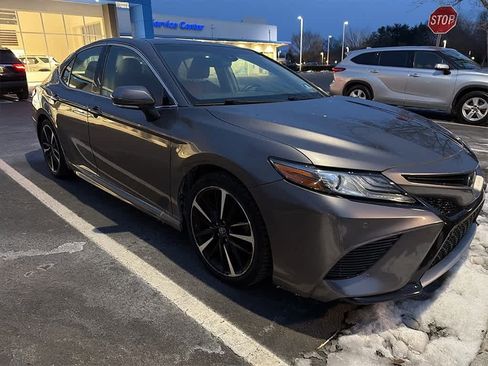 Used 2018 Toyota Camry XSE image 3