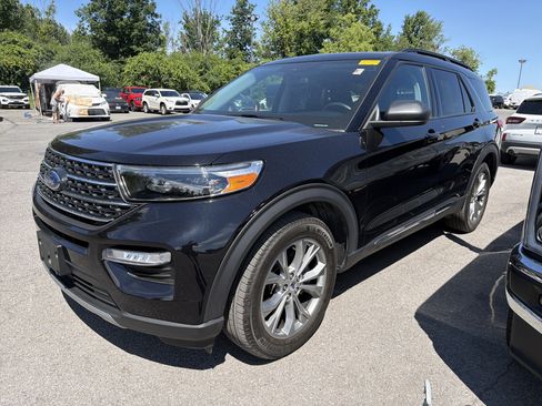 Used 2023 Ford Explorer XLT w/ Equipment Group 202A AWD/4WD image 4