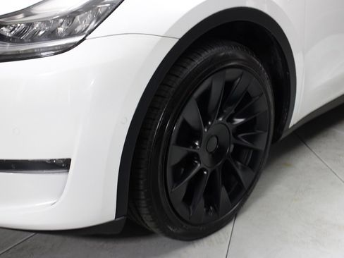 Used 2022 Tesla Model Y Long Range image 7