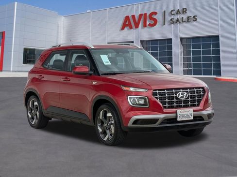 Used 2025 Hyundai Venue SEL FWD image 3