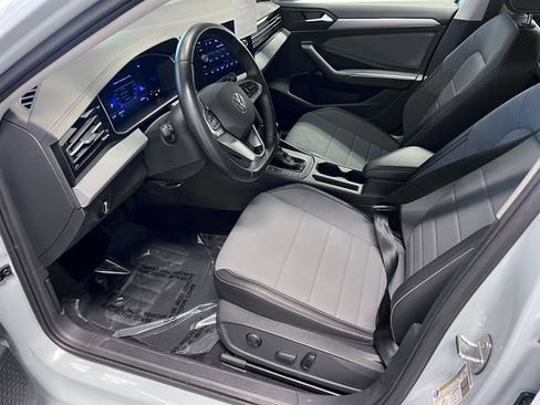 Certified 2025 Volkswagen Jetta SE FWD image 6