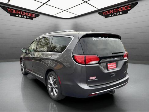 Used 2018 Chrysler Pacifica Limited image 3