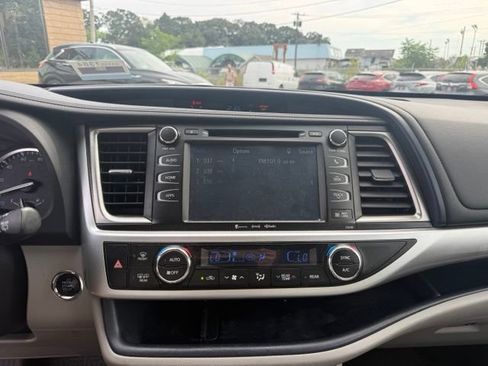 Used 2019 Toyota Highlander XLE AWD/4WD image 20