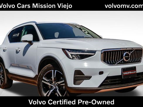 Used 2025 Volvo XC40 B5 Core image 1