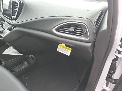 New 2026 Chrysler Pacifica Select image 74